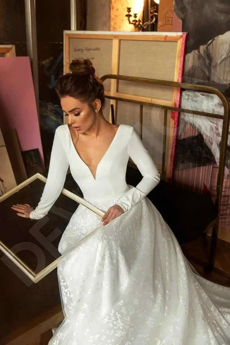 Elegant Lace Bridal A-line V-Neck Long Sleeves Wedding Dresses