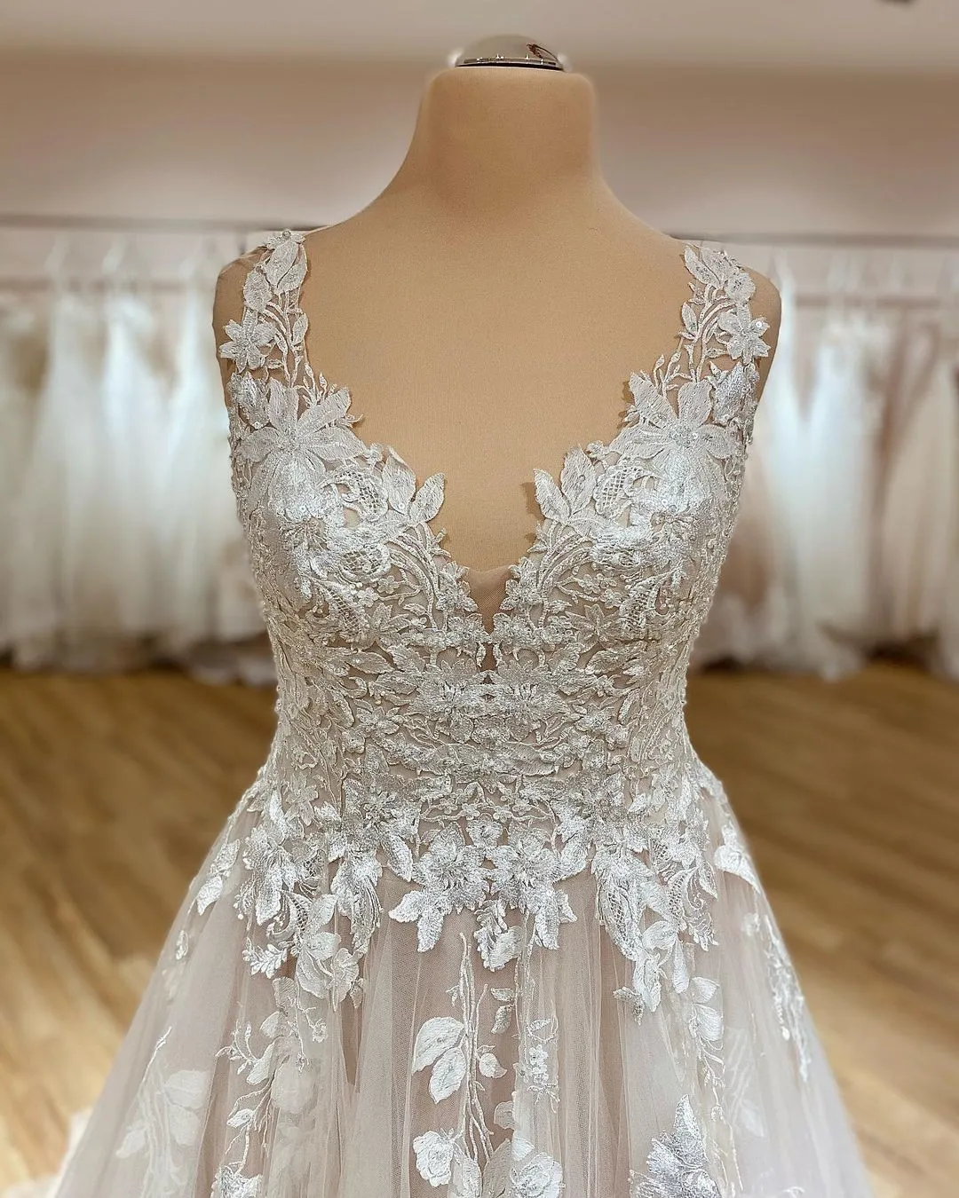 Elegant Long A-Line V-neck Spaghetti Straps Appliques Lace Ruffles Tulle Wedding Dress