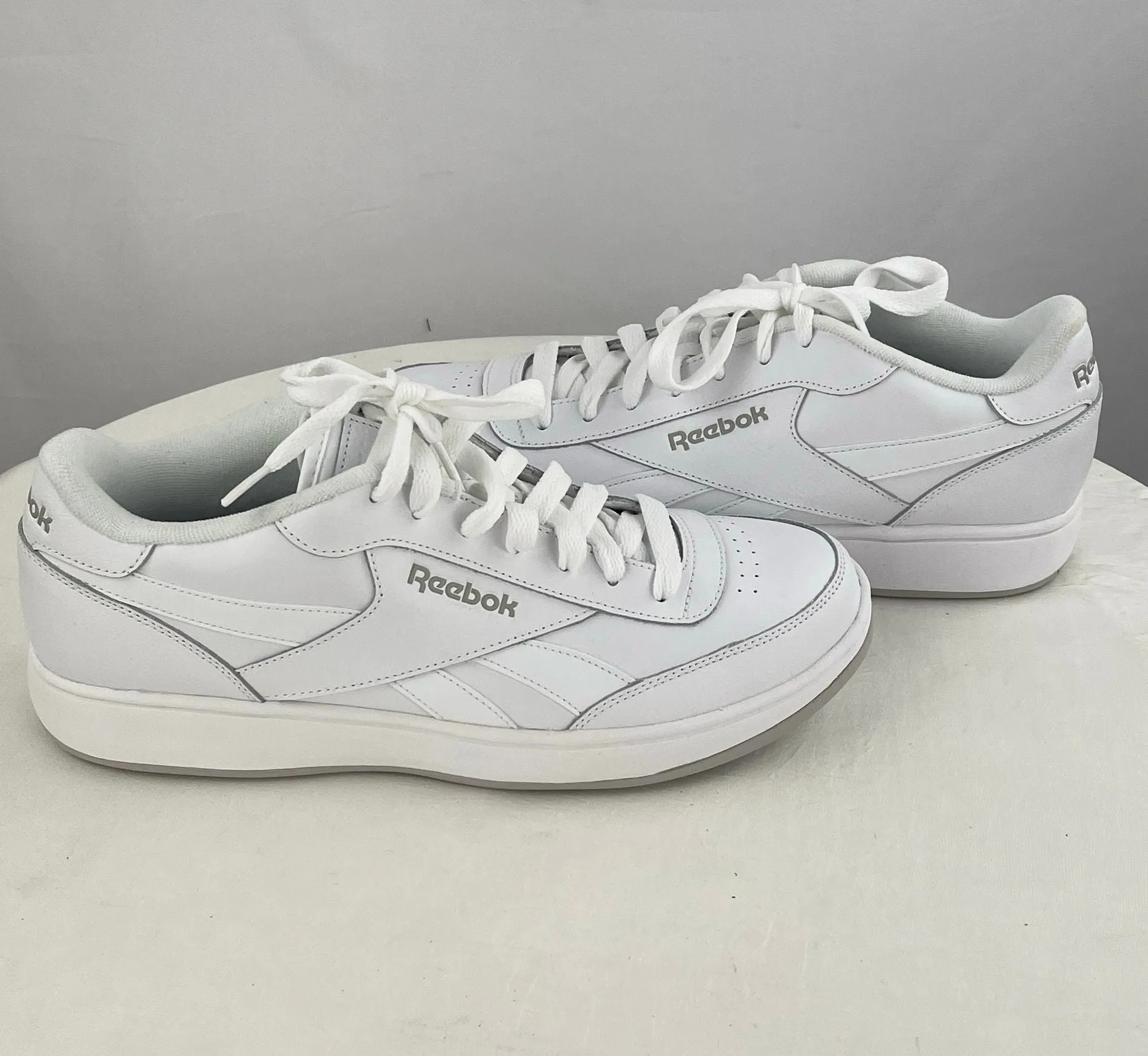 Reebok Men's White Leather Classic Tennis Walking Shoes Size 11 NWOB